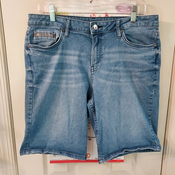 Calvin Klein Jeans City Short Light Wash Denim Midi Shorts in Size 14 - Picture 1 of 12